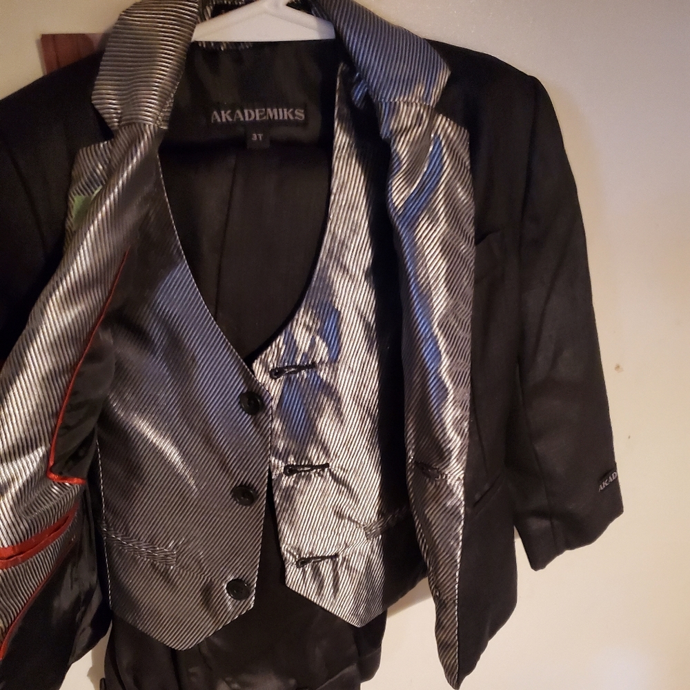 Akademiks 3T 3 piece suit
